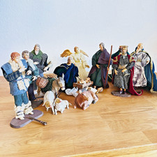 Satz Krippenfiguren bekleidet